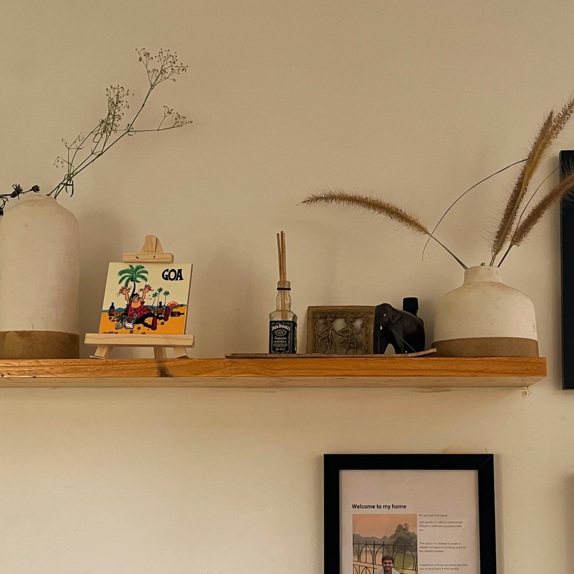 A shelf with a small 'GOA' tile and a handwritten welcome note below